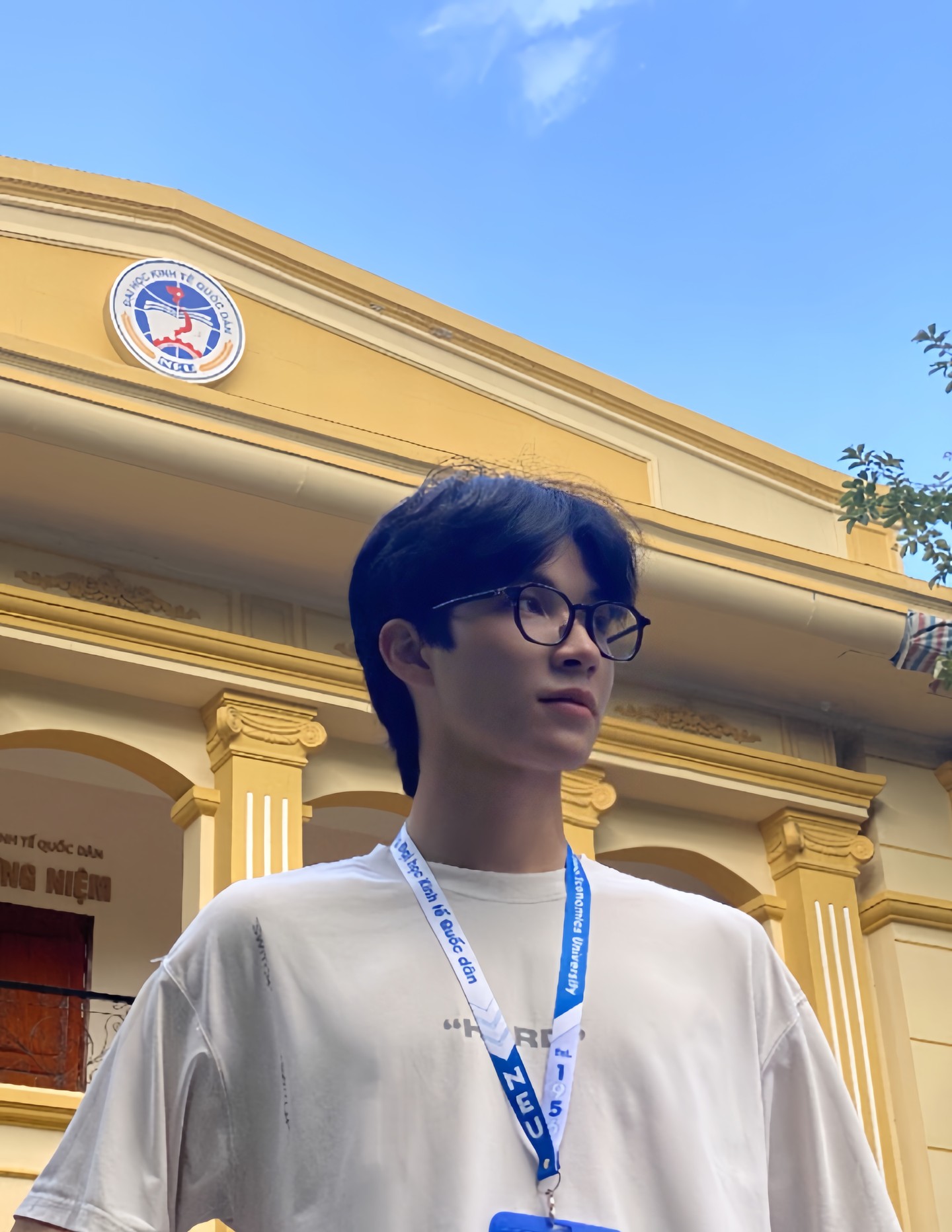 Người mẫu với dây thẻ H&V Stories